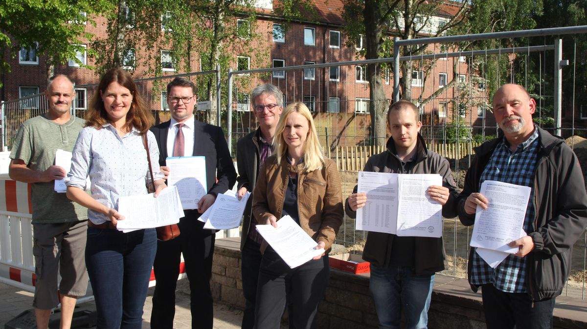 Torsten Hahnefeldt, Wibke Ehlers (Bleickenschule), Timm Weiß (Gorch-Fock-Schule), Christian Hottel, Katja Arnold, Daniel Bock (Förderverein Gorch-Fock-Schule) und Peter Stevens (Bleickenschule) mit den Listen, auf denen 1600 Unterschriften verzeichnet sind.Foto: Reese-Winne