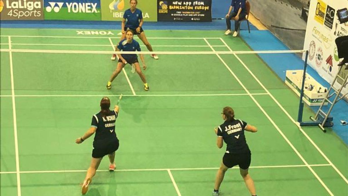 Kerstin Schade (vorderes Feld, l.) und ihre Doppelpartnerin Juliane Frost gewannen bei der EM in Spanien gegen Engländerinnen. Foto: privat