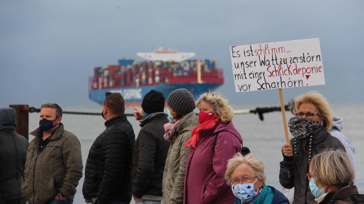 Seit dem Bekanntwerden der Hamburger Pläne zur Schlickverklappung vor Scharhörn erhebt sich in Cuxhaven Protest. Die Ratspolitik setzt nun, da Hamburg seine Pläne bekräftigt, auf eine eine breite Front auch aus Reihen der Bevölkerung. Foto: Kramp