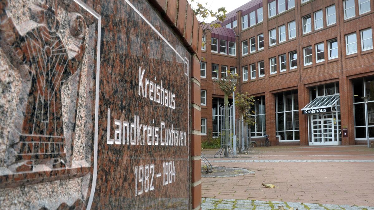 Das Verwaltungsgebäude des Landkreises Cuxhaven in der Vincent-Lübeck-Straße mit seinen Informationen rund um die Ämter sowie zu Wirtschaft, Bildung, Verkehr und Kultur. Foto: dpa