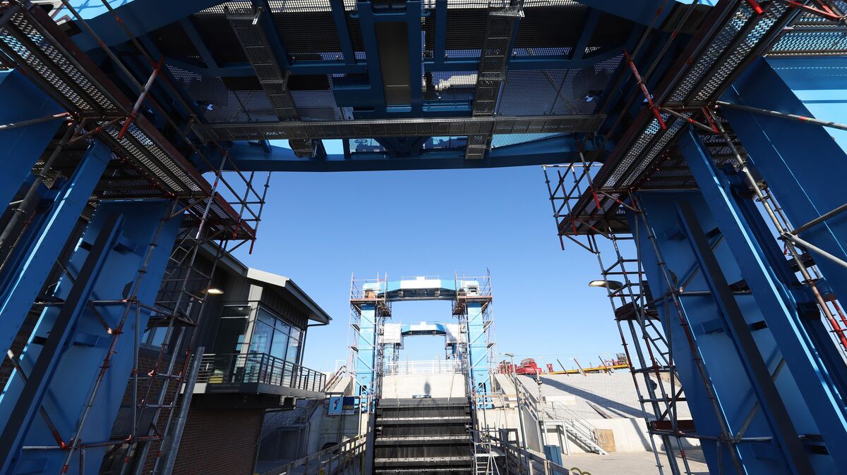 Die drei blauen Portalrahmen sind neben dem neuen Betriebsgebäude die weithin sichtbaren Elemente der Schleuse. Im Juni 2022 soll die Inbetriebnahme der neuen Hadelner Kanalschleuse erfolgen. Foto: NLWKN
