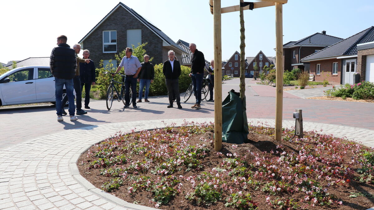 Vertreter aus Politik und Verwaltung nahmen die Bauleistungen im Bauabschnitt I des Wohngebiets "Am Medembogen" am Dienstag offiziell ab. Foto: Mangels