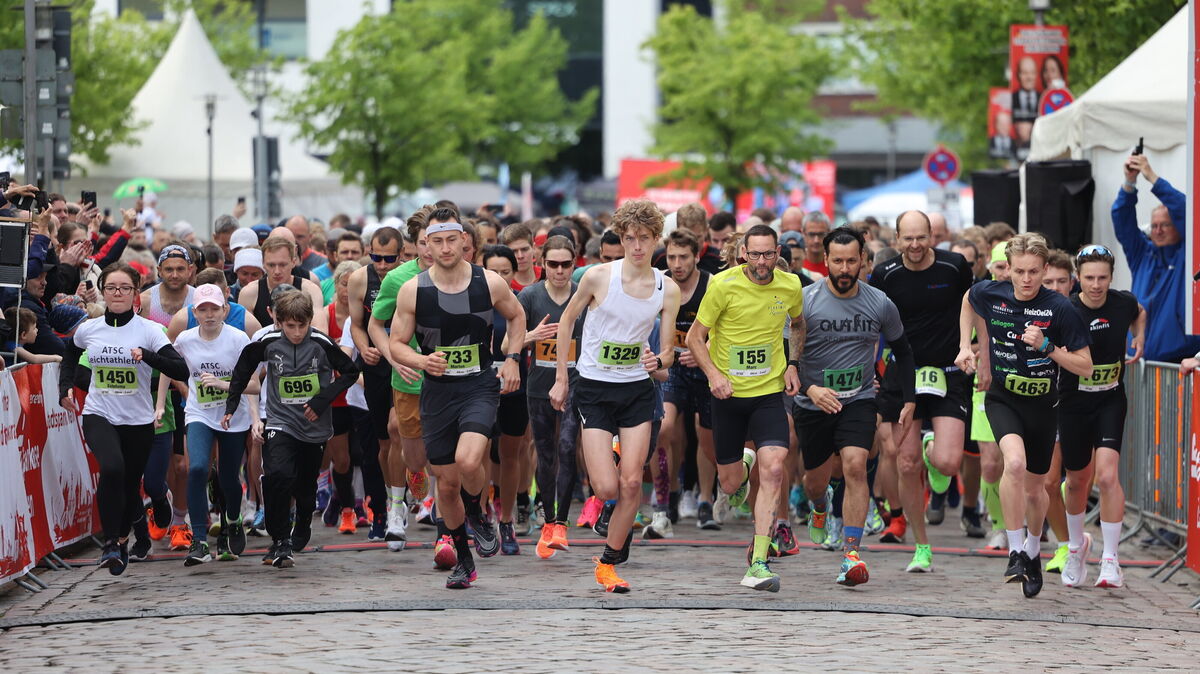 Um 10.30 Uhr feuerte Oberbürgermeister Uwe Santjer den Startschuss für den 18. Sparkassen Marathon ab. Ganz vorne mit dabei der spätere Sieger über die 6 km-Strecke Luke Kelly (Startnummer 1463) sowie der zweitplatzierte Ian Kohls (1329) und der drittplatzierte Marius Rudnick (733).