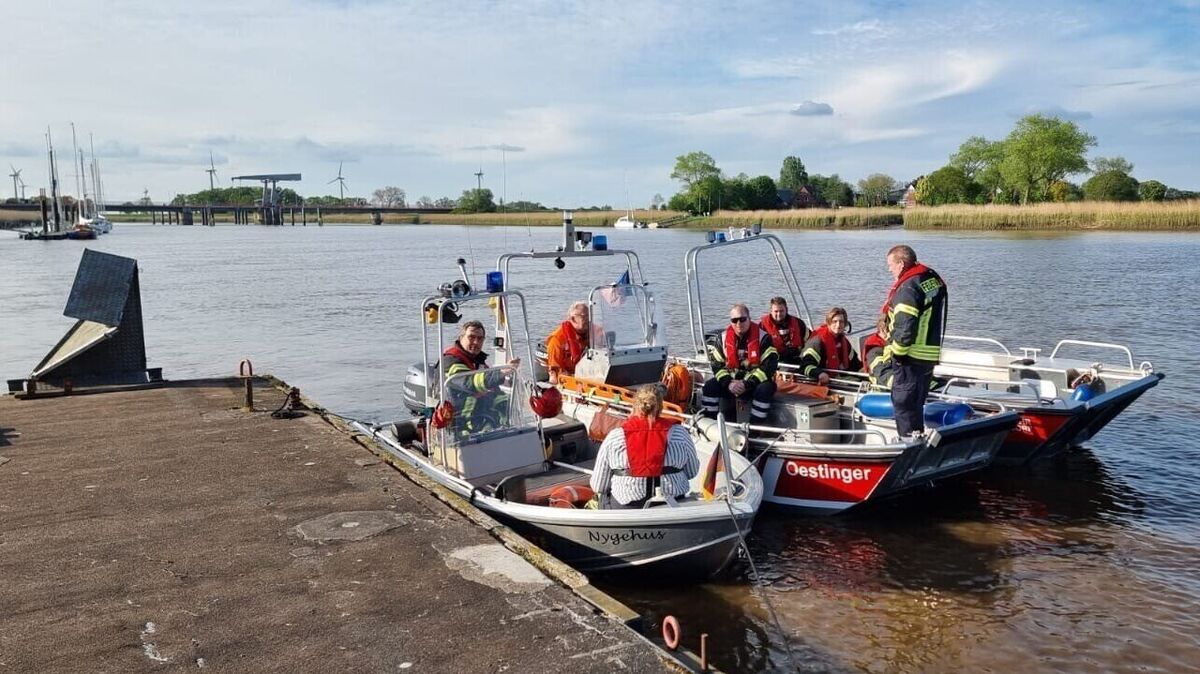 Am Jachthafen in Neuhaus treffen sich die Feuerwehrleute und beginnen mit der Suche. Im Einsatz sind die Feuerwehren Neuhaus (v.l.), Osten und Oberndorf mit ihren Booten. Foto: Feuerwehr