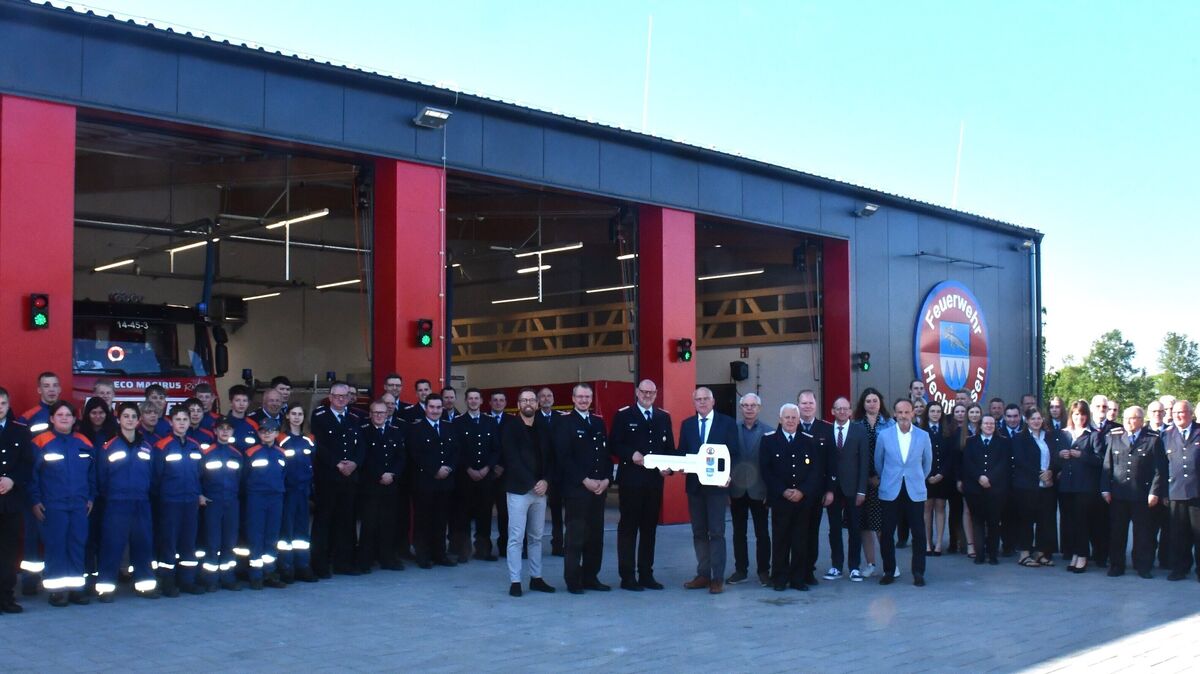 Symbolische Schlüsselübergabe: Vor dem neuen Feuerwehrhaus versammelten sich Vertreter der Kommune(n), des Architekturbüros und der Feuerwehrwehrführung sowie die aktiven Mitglieder der Wehr, die Altersabteilung und die Jugendfeuerwehr. Fotos: Schröder