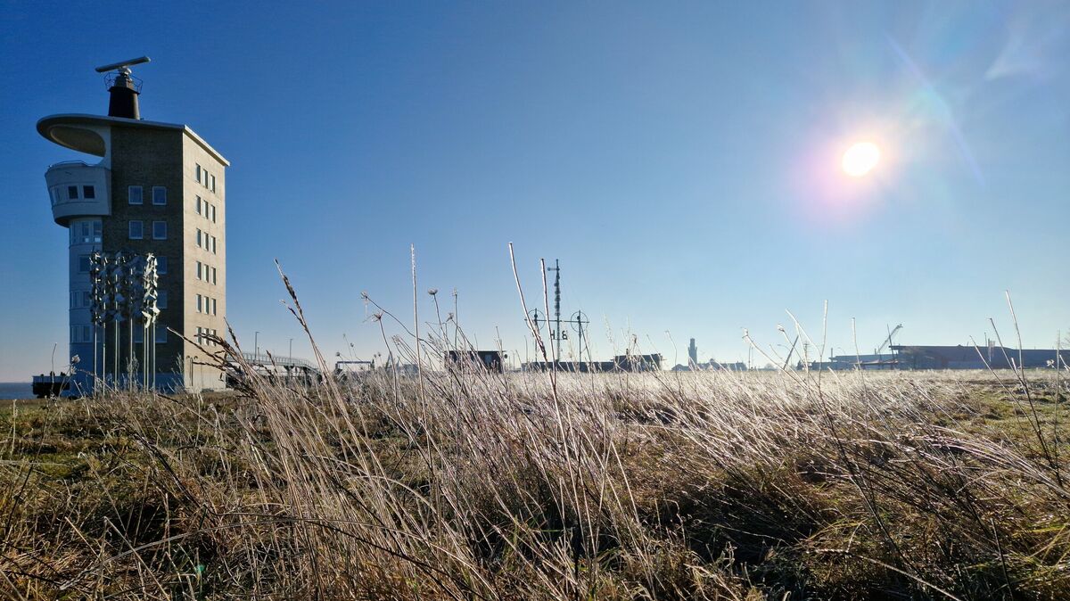 Eiskalter Wind in Cuxhaven: Die Sonne scheint, doch die gefühlten Temperaturen sind eisig. Der Fährbetrieb ist beeinträchtigt. Foto: Larschow