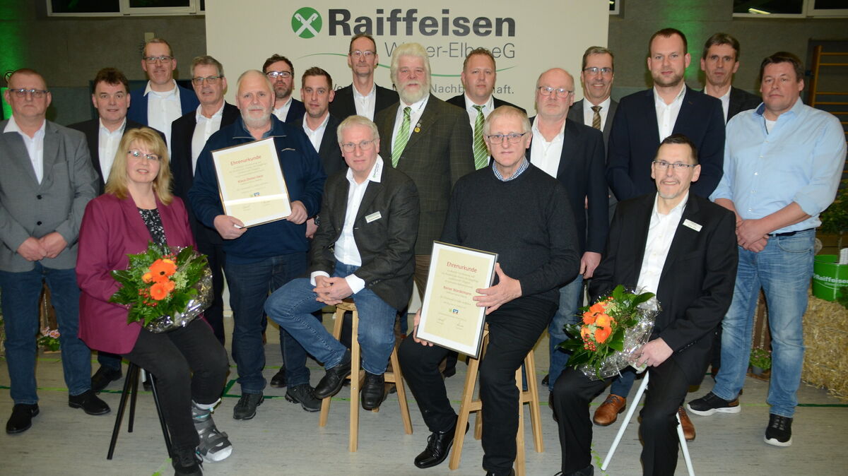 Geehrte und Gewählte der Raiffeisen Weser-Elbe mit Mitgliedern von Vorstand und Aufsichtsrat sowie Ehrengästen der Generalversammlung in der Elmloher Geestland-Halle. Foto: Rohde