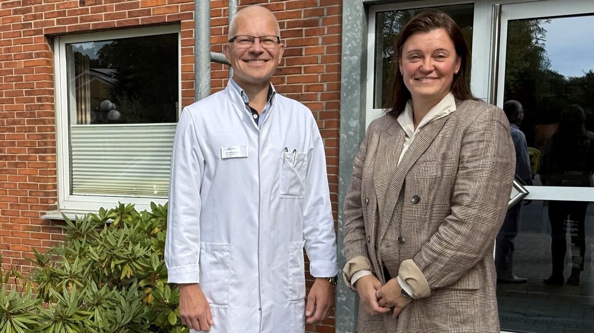 Dr. Kai Pieritz mit der Klinikgeschäftsführerin Jennifer Schroth. Foto: Krankenhaus