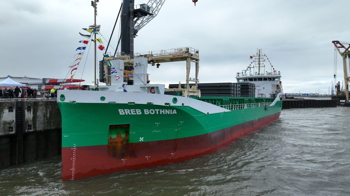 Die „BREB Bothnia“ vor der Taufe im Cuxhavener Hafen. Foto: Finn Huthsfeldt/Elbreklame