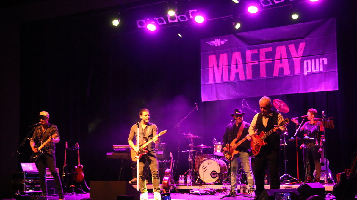 Die Band „Maffay pur“ im kraftvollen Gesamtklang – mittendrin Frontmann Wolfgang Terne, der mit Stimme und Präsenz das Publikum im Stadttheater Cuxhaven fesselte. Foto: Potschka