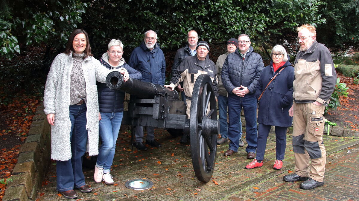 "Geschafft": Der Vorstand des Schlossvereins und die an der Kanonen-Restaurierung beteiligten Tischler (hier mit Tischlermeister Frank Otten und Hermann Wohler von der Stadt Cuxhaven) sind mit dem Resultat mehr als zufrieden. Foto: Koppe