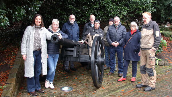 Nach Restaurierung: Kanonen an ihre Stammplätze in Ritzebüttel zurückgekehrt