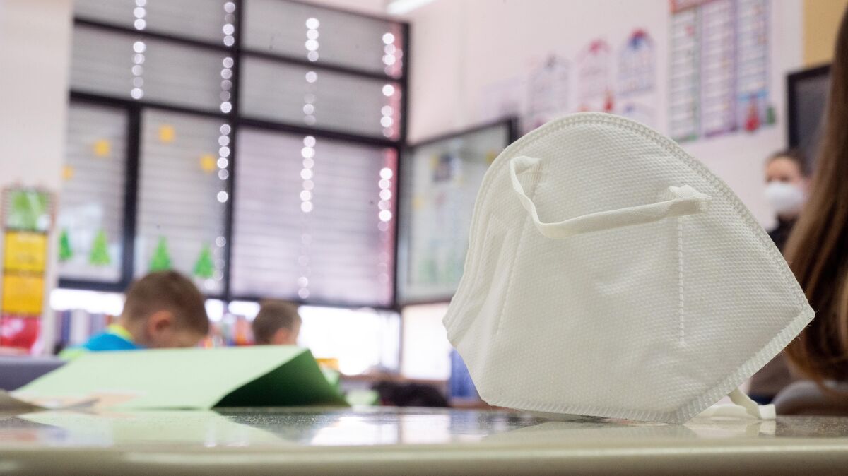 Die Angst vor einer Infektion im Klassenzimmer, Maskenpflicht im Unterricht und die Sorge, durch verpassten Unterrichtsstoff nicht mitzukommen, beschäftigt Schülerinnen und Schüler in Cuxhaven. Foto: Sebastian Gollnow /dpa