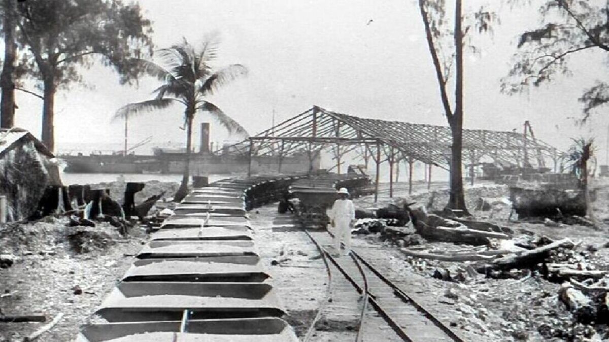 Verschiffung von getrocknetem Rohphosphat auf der Insel Angaur um 1910. Foto: Bundesarchiv
