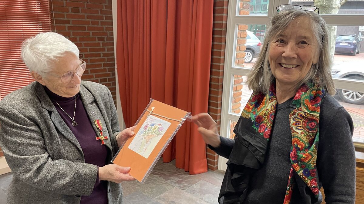 Eine Erinnerungsmappe an einen besonderen Tag überreichte Maria Jarowoy an Dr. Gisela Penteker. Foto: Kramp