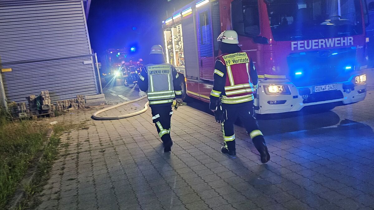 Vorsorglich rüsteten sich mehrere Einsatzkräfte mit Atemschutzgeräten aus. Foto: Jürgen Lange