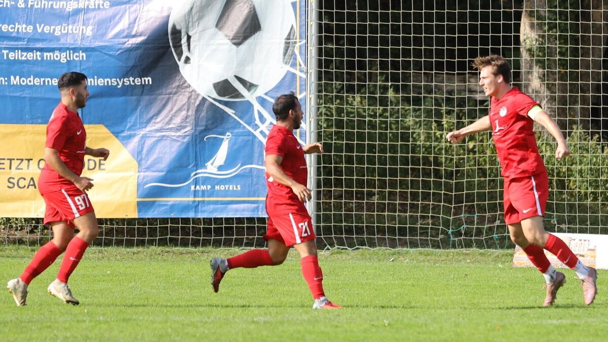 Jubel in letzter Sekunde: Kapitän Kevin Fürst lässt sich feiern nach seinem Tor zum 2:2. Foto: Unruh