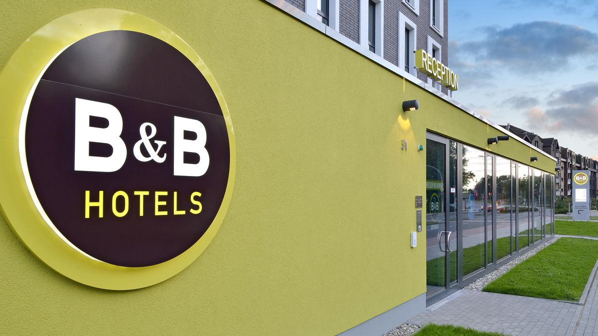 Auf den Wiedererkennungseffekt setzt die Hotelkette B&B Hotels GmbH, die auf der Grodener Chaussee (ehemaliges Hebold-Gelände) ein neues Haus errichten will. Der Konzern wirbt mit erschwinglichen Preisen und mit einem unterschiedliche Zielgruppen gerecht werdenden Angebot. Foto: Barlo Fotografik