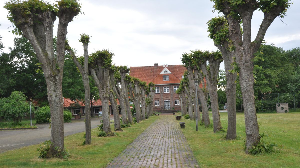 In Otterndorf ist die Jugendherberge seit 1984 in dem denkmalgeschützten Ziegelbau an der Schleusenstraße untergebracht. Hier lebte und wirkte einst der Maler und Grafiker Carl Langhein (1872 - 1941). Foto: Kramp