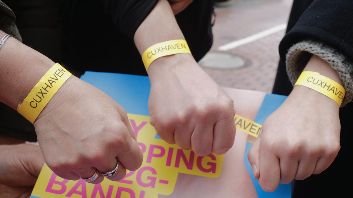 Als diese Aufnahme gemacht wurde, lag das Lüneburger Urteil noch nicht vor. Ursprünglich sollten die ums Handgelenk getragenen Bändchen an dem kommenden Sonnabend in Cuxhavener Geschäften die wiederholte Vorlage eines "Geimpft"/"Genesen"-Nachweises ersetzen. Foto: Koppe