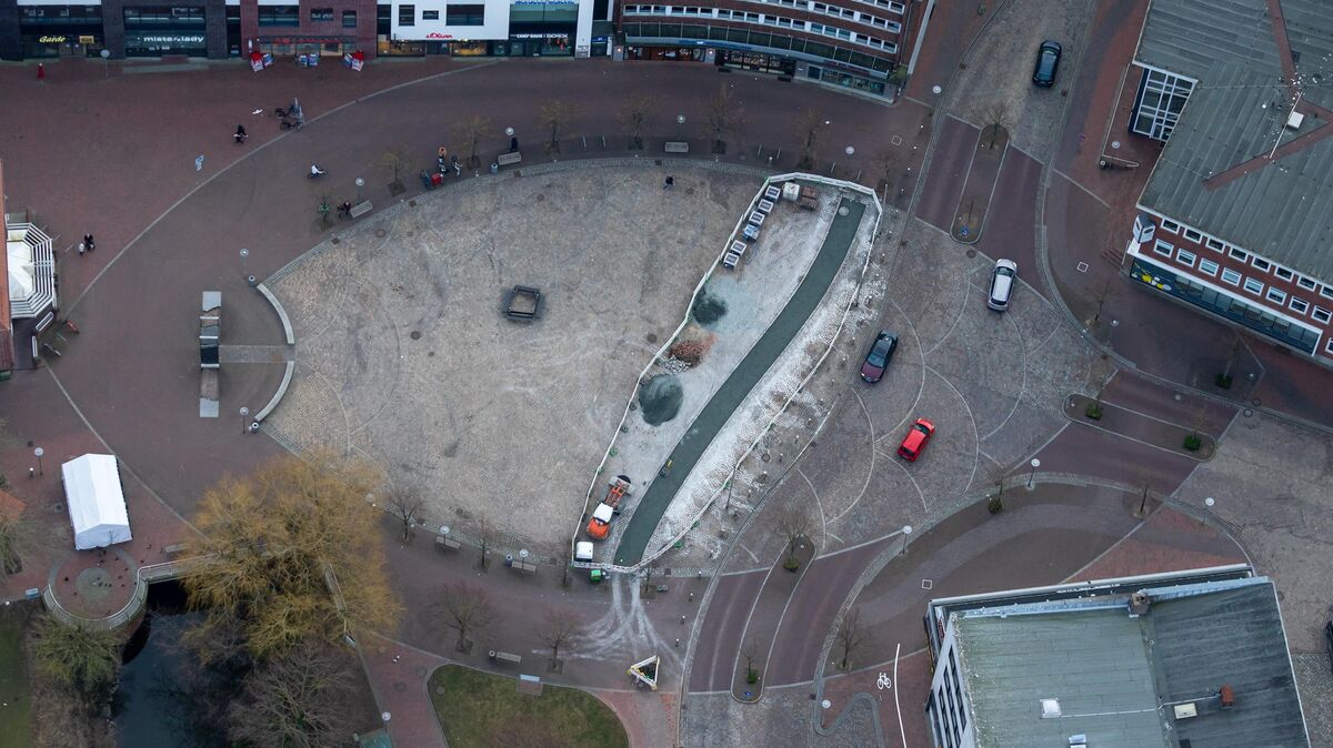 Der Buttplatz in Cuxhaven am Ende der Nordersteinstraße wird zum Politikum während der Weihnachtsmarktzeit. Denn die Stadt hat dem Veranstalter des Weihnachtsmarktes offenpar ein Monopolrecht über den Platz eingeräumt - der bespielt ihn jedoch nicht. Jetzt gibt es den ersten Widerstand. Foto: Jan Czonstke