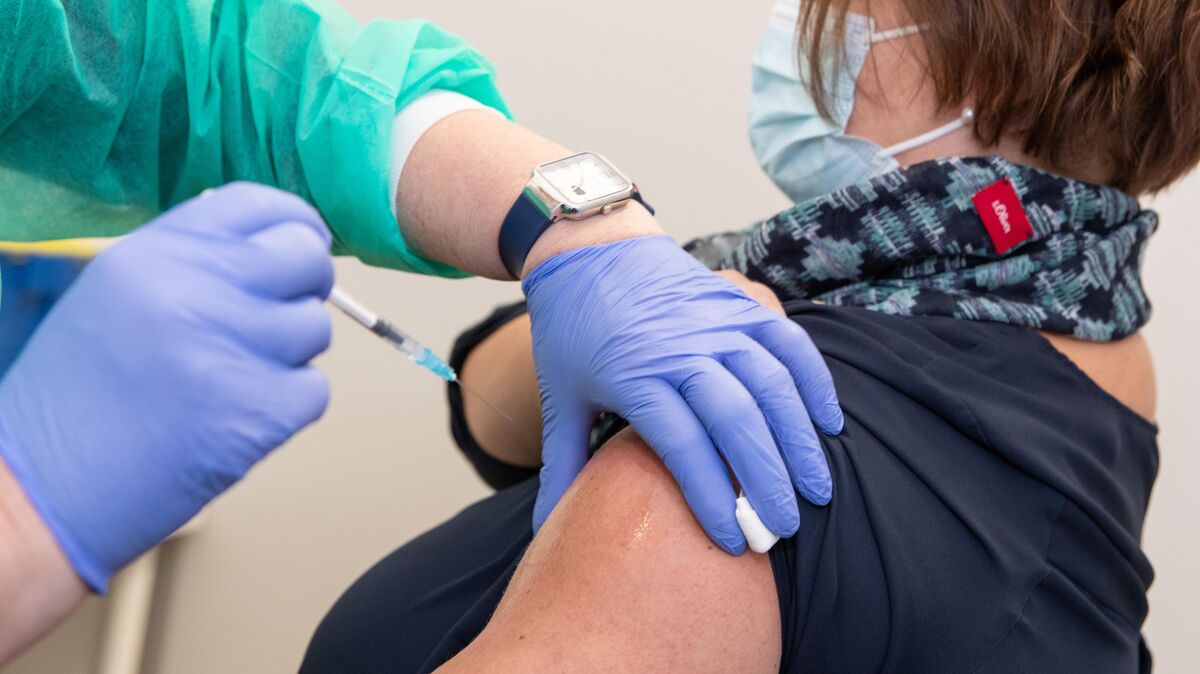 Arbeitskräfte aus dem Gesundheits- und Pflegebereich müssen sich gegen das Corona-Virus impfen lassen. Das hat die Bundesregierung beschlossen. Symbolfoto: Friso Gentsch/dpa