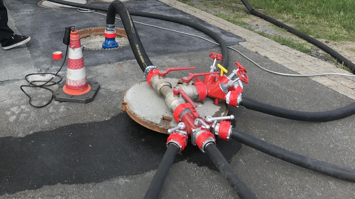 Reinigungsarbeiten am Schacht in der Straße am Klärwerk. Vier Anhänger mit starken Kompressoren erzeugen Druckluft, die in die Abwasserleitung gepresst wird. Dadurch lösen sich Anhaftungen und Verstopfungen. Foto: Sassen