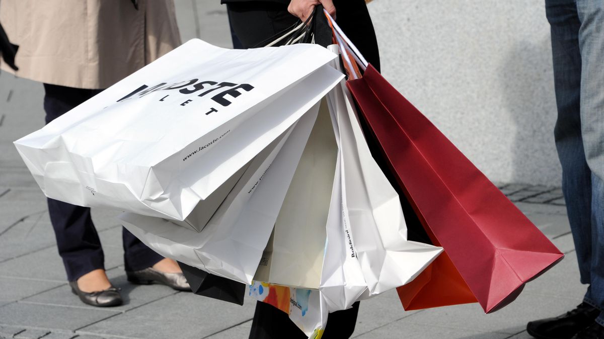 Verkaufsoffene Sonntage sollen das Corona-Loch im Einzelhandel stopfen. Das stößt in ganz Niedersachsen auf Kritik. Foto: Rehder/dpa