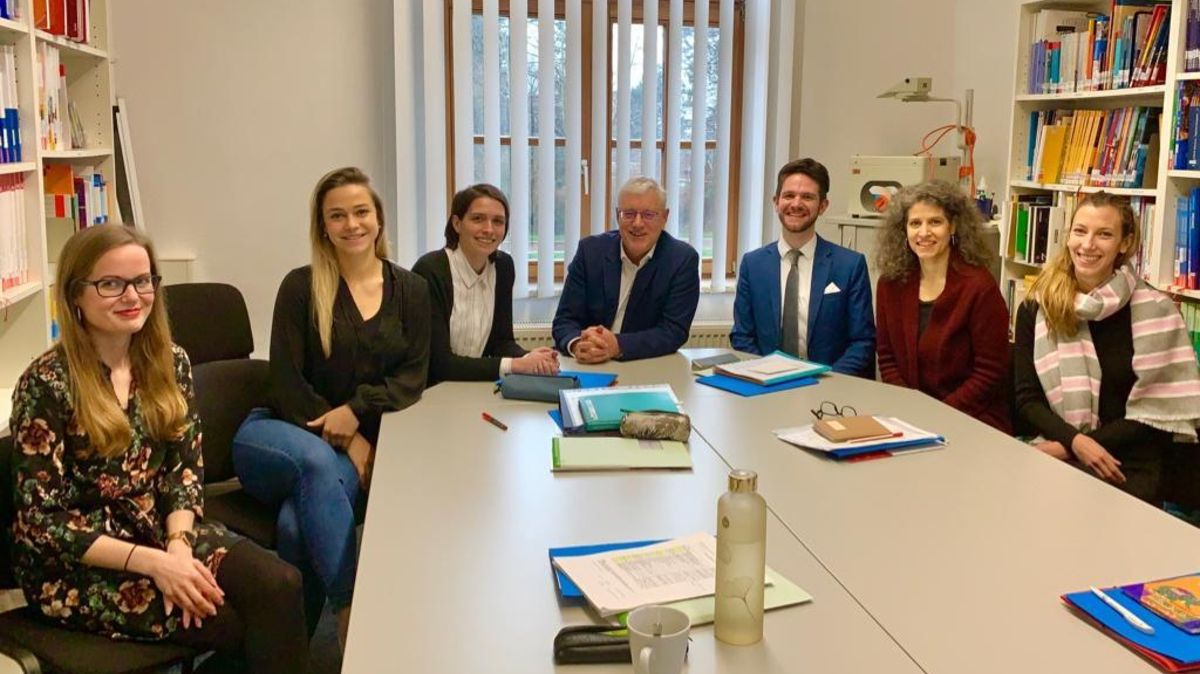 Begrüßungstag in der Studienseminar-Außenstelle in Cuxhaven: Von links Sarah Bremer (LiG Cuxhaven), Laura Schorsch, Tania Rocha Ferreira (beide Waldschule Hagen), Jürgen Tomaschewski (Leiter der Außenstelle), Stefan Küther (AAG Cuxhaven), Kai Wolff (Gymnasium Otterndorf), Christina Mrosek (Internatsgymnasium Bad Bederkesa). Foto: red