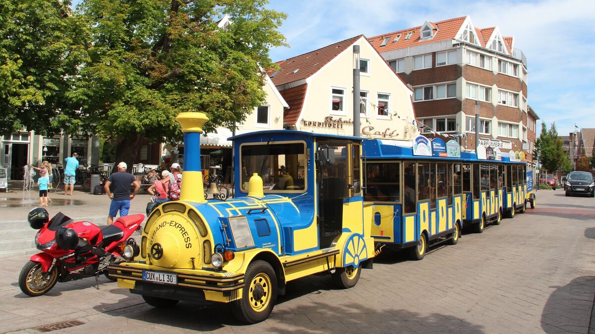 Der Strandexpress rollt seit 2013 durch Otterndorf. Trotz steigender Übernachtungen waren die Fahrgastzahlen im vergangenen Jahr eher enttäuschend: Nur 12.148 Gäste nutzten die Verbindung zwischen Feriengebiet und Innenstadt. Foto: Mangels