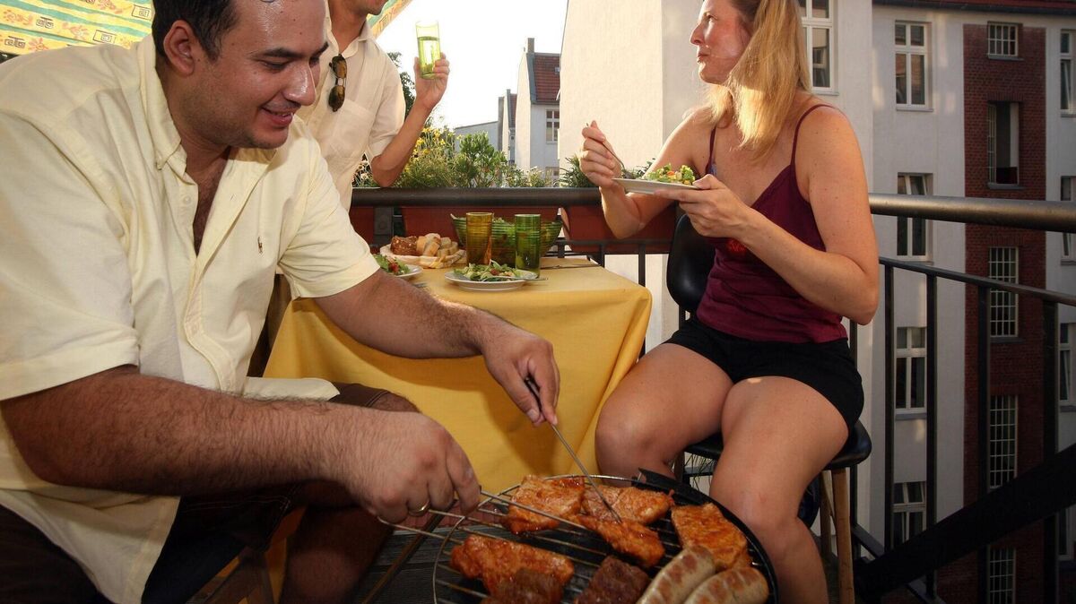 Wer eine Balkonparty feiert, sollte die nächtlichen Ruhezeiten im Blick behalten. Und vor dem Grillen auf dem Balkon empfiehlt es sich, in seinen Mietvertrag zu schauen, ob das erlaubt ist. Foto: imago