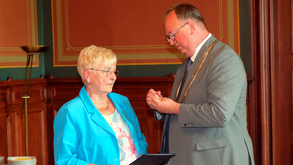 "Unermüdlicher Einsatz" in Cuxhaven: Grodenerin erhält Bundesverdienstkreuz