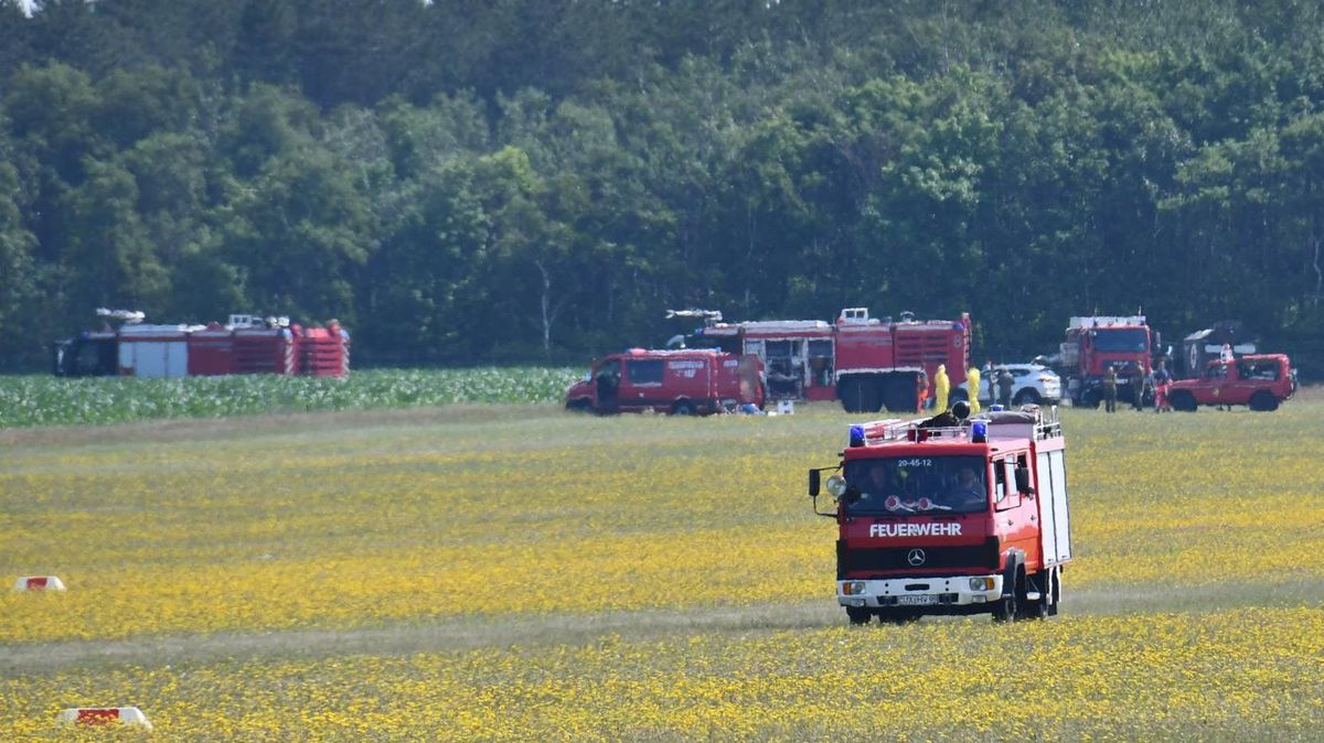 Auf einem Maisfeld, in direkter Nähe des Sportflugplatzes, stürzte das Flugzeug ab. Die Feuerwehr war mit einem Großaufgebot an Einsatzkräften vor Ort. Foto: Unruh