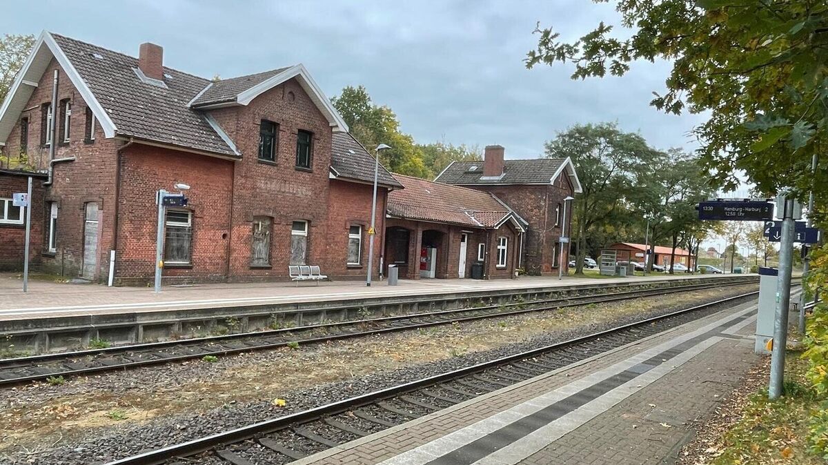 Das Bahnhofsgebäude in Cadenberge ist seit Sommer 2022 in Besitz der Gemeinde Cadenberge. Foto: Kramp