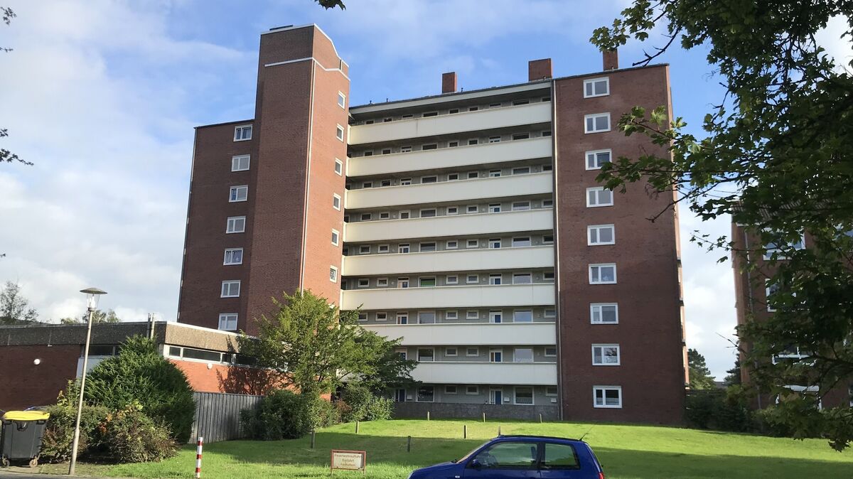 Seit Jahren vernachlässigt: Das Hochhaus im John-Brinckman-Weg 5 weist den höchsten Sanierungsbedarf im Gesamtbestand auf. Foto: Reese-Winne