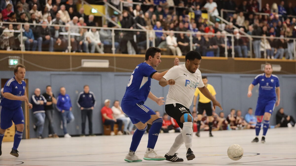 Der TSV Geversdorf (blaue Trikots) und der FC Cuxhaven können beim Möbel - Wohn Erlebniscup des TSV Lamstedt in der Kreissporthalle Lamstedt erst in der Finalrunde aufeinandertreffen. Foto: Unruh