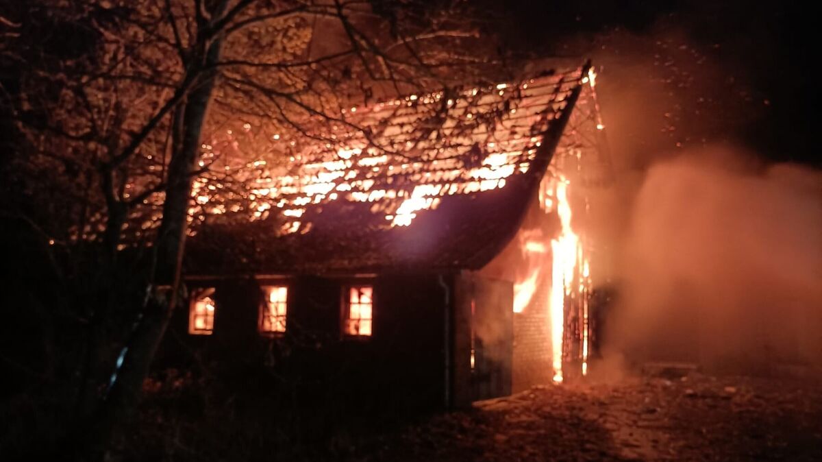 Beim Eintreffen der ersten Einsatzkräfte steht das alte Bauernhaus bereits in Vollbrand. Foto: Feuerwehr