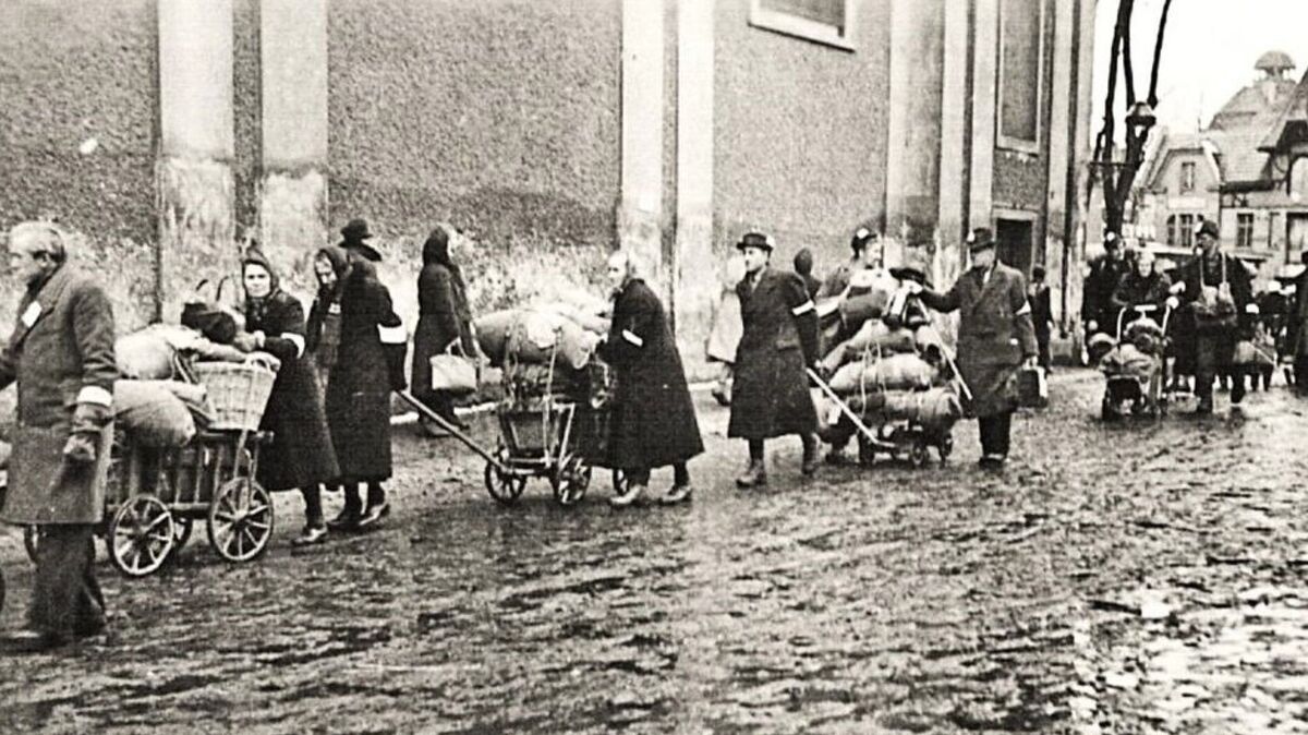 Millionen Deutsche flüchteten seit den letzten Kriegsmonaten aus den Gebieten Mittel- und Osteuropas in den Westen, wo sie mit ihren wenigen Habseligkeiten ankamen und - wie in Kehdingbruch - Obdach fanden. Alle Vertriebenen aus Schlesien waren durch weiße Armbinden gekennzeichnet. Foto: Dokumentationszentrum Flucht-Vertreibung-Versöhnung