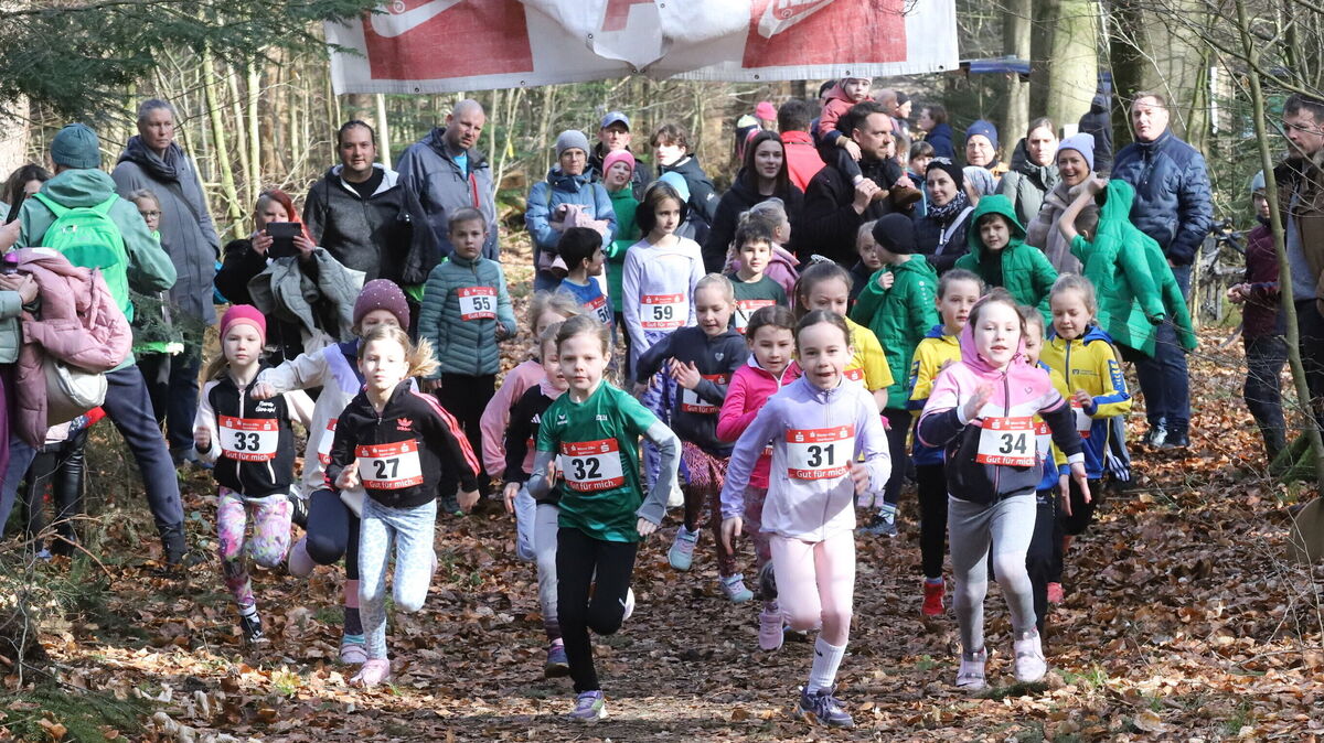 Die Mädchen U10 starten ihren Lauf im Ahlener Forst. Elli von Glahn (Nr. 32) siegte. Foto: Witthohn
