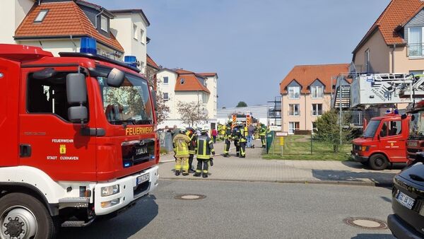 Einsatz bei Wohnungsbrand in Cuxhaven: Dichter Rauch steigt aus den Fenstern auf