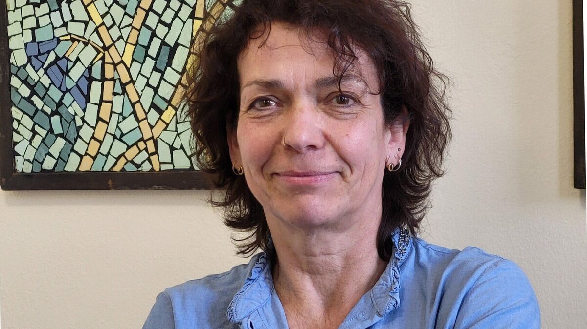 Kim Sennert, Leiterin der Volkshochschule Cuxhaven, betont die Bedeutung kontinuierlichen Lernens in der digitalen Welt und bietet mit den vhsQuickSteps praxisnahe Weiterbildung für den Alltag. Foto: Stadt Cuxhaven