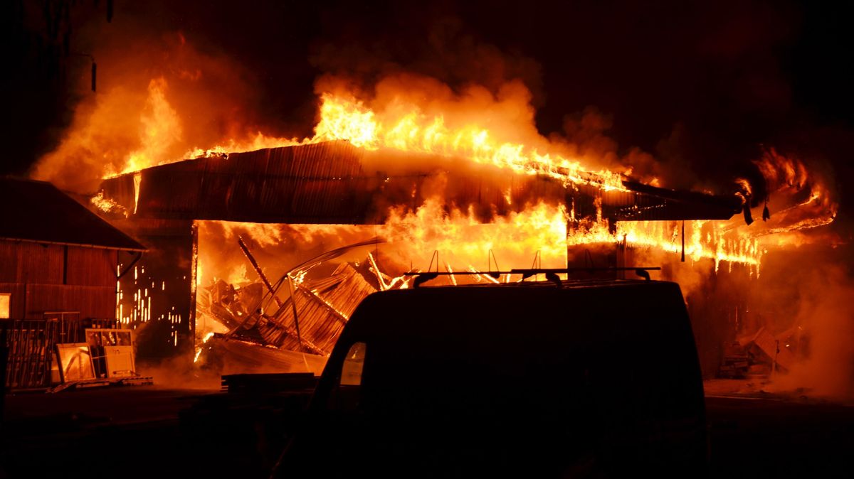 Die Werkstatt und Lagerhalle einer Tischlerei in Osten wurde komplett zerstört. Foto: Lange