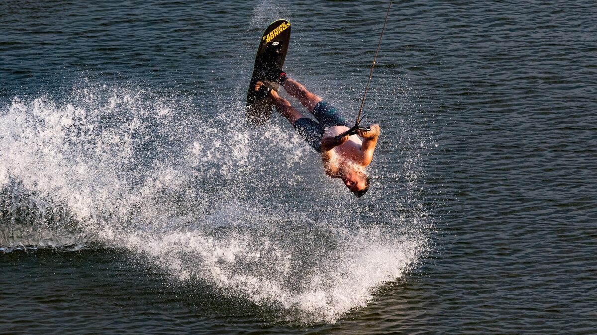 Wenn Oliver Marks auf seinem Trickski steht, wird es spektakulär. Der Neuhäuser gehört zu Europas besten Trickski-Fahrern. Bei den Deutschen Meisterschaften wurde er Zweiter. Im Spetember will er bei der EM in den Niederlanden eine Medaille holen. Foto: Marks