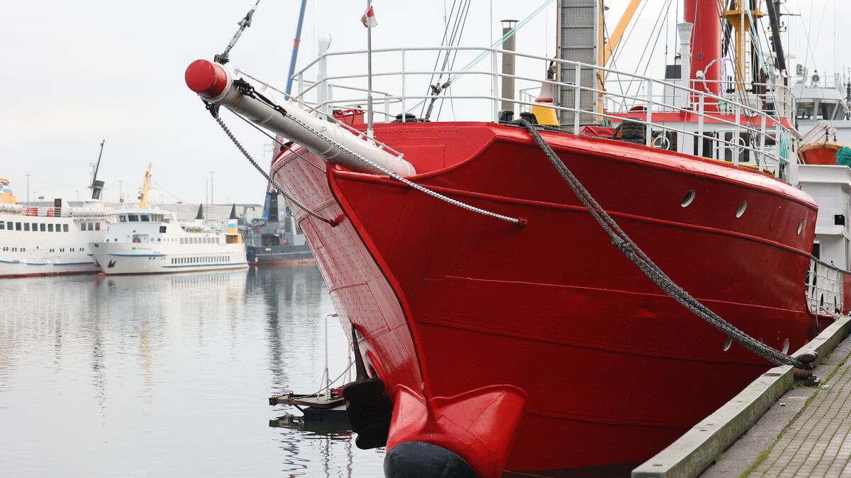 Ein ungewohnter Anblick: Das ehemalige Feuerschiff "Elbe 1" liegt derzeit nicht mehr an der "Alten Liebe" in Cuxhaven. Das Museumsschiff hat seinen angestammten Liegeplatz verlassen und über die Wintermonate sein Winterquartier am Niedersachsenkai im Neuen Fischereihafen bezogen. Foto: Fischer