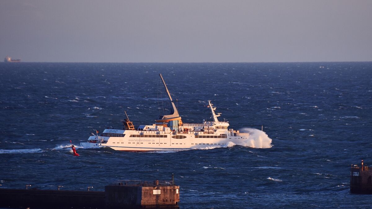 Die MS "Helgoland" wird am Donnrstag im Hafen bleiben. Foto: CNV-Archiv