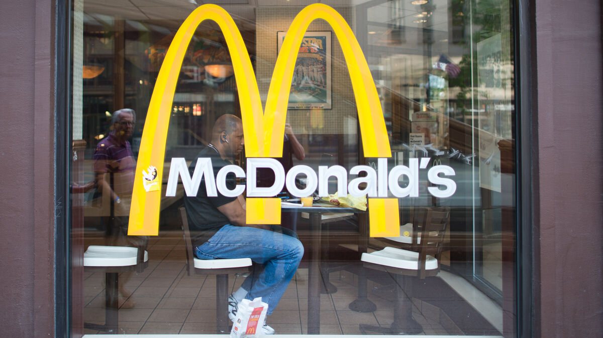 Es gibt Pläne für Ansiedlung eines McDonald's in Hemmoor. Aktuell liegt der Ball beim Investor. Foto: Peer Grimm/dpa