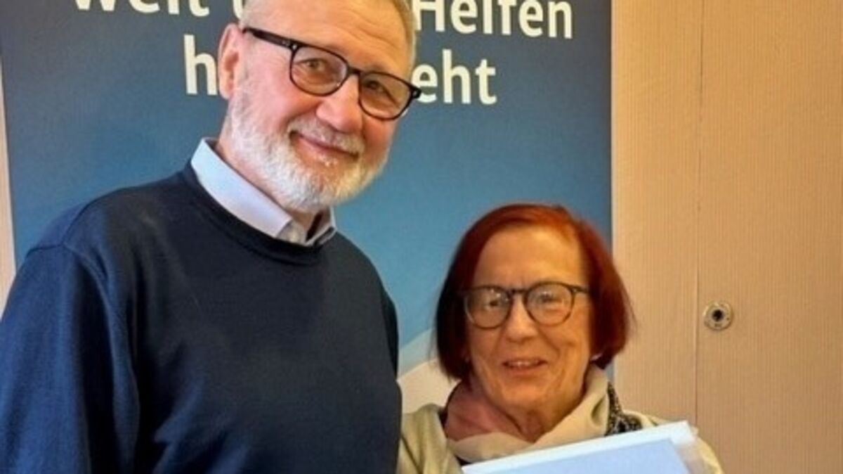 Silvia Martin y Troyano (r.) freut sich über die Auszeichnung. Sie erhält von Steffen Hörning, Landesvorsitzender des "Weissen Ring" Niedersachsen, eine Dank- und Anerkennungsurkunde. Foto: privat
