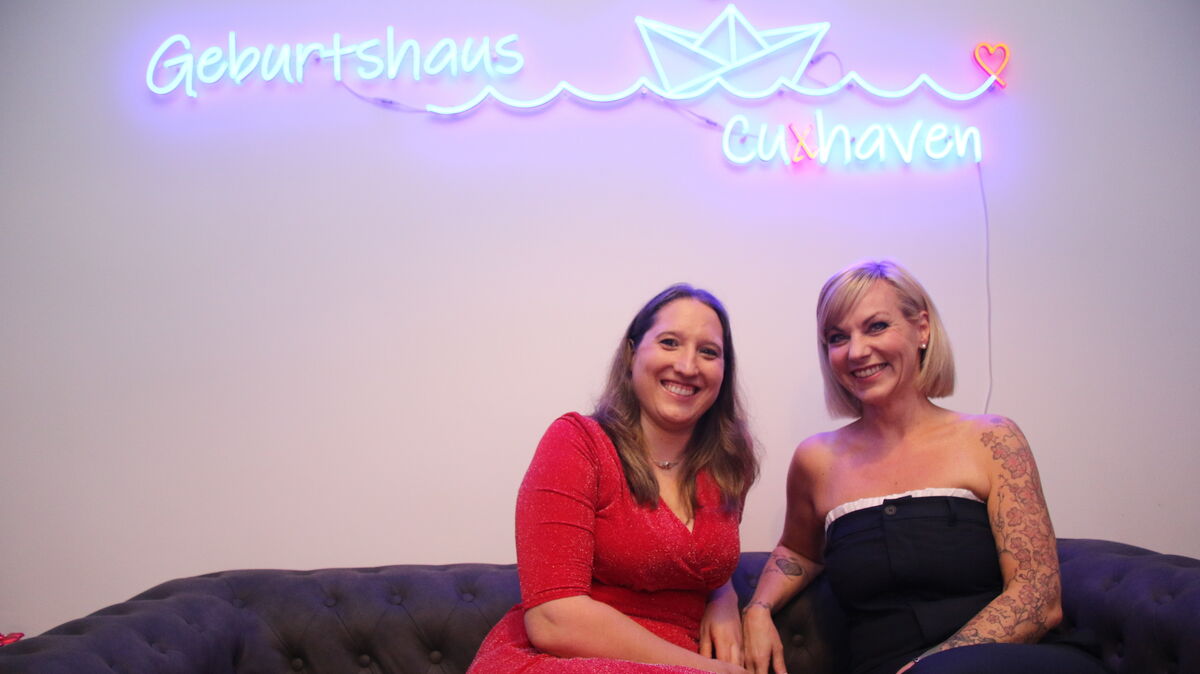 Es ist vollbracht: Die beiden engagierten Hebammen Dorothea Kruft und Steffi Keller haben Cuxhavens erstes Geburtshaus an der Altenwalder Chaussee 2 eröffnet. Foto: Potschka