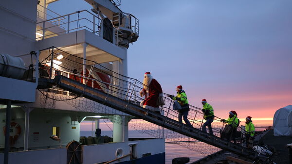 "Weihnachten an Bord": In Cuxhaven vergisst der Weihnachtsmann kein einziges Schiff