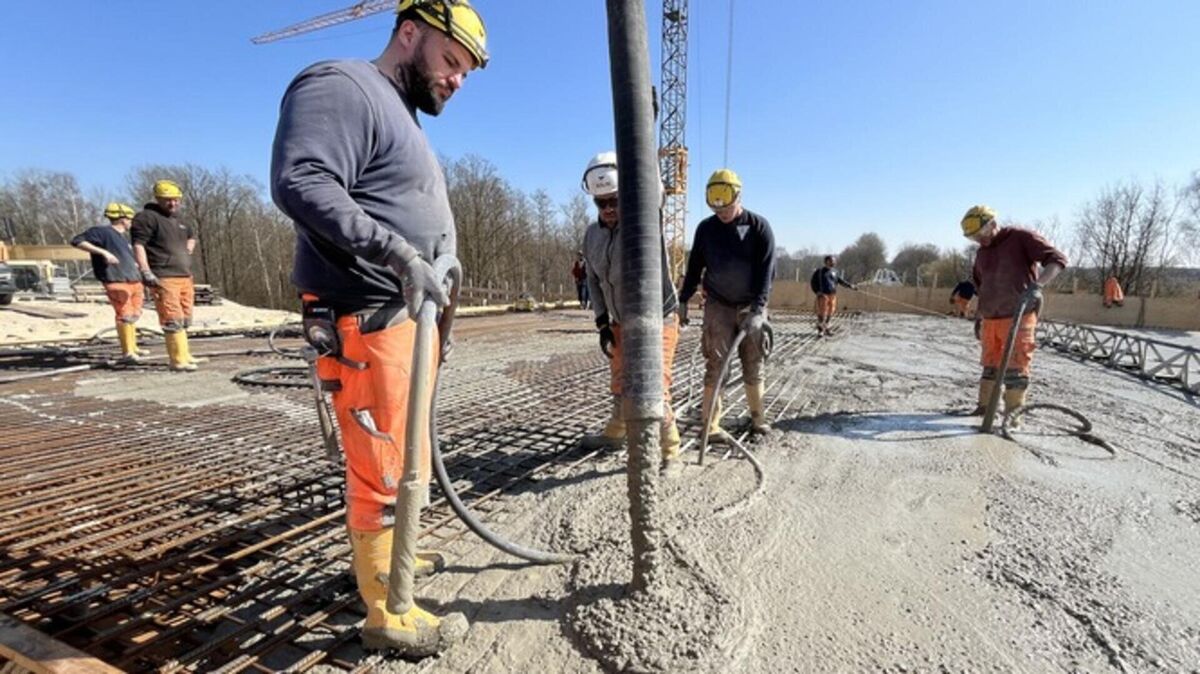 Zwei große Betonpumpen sorgen dafür, dass der Beton aus den Lkw in die vorbereitete Verschalung gelangt. Foto: Jan Iven
